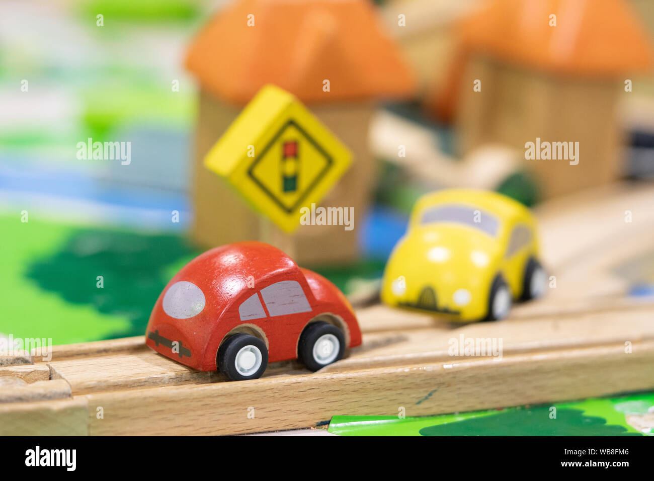 Dejar señales - Conjunto de juguetes woden Street Signs, coches para niños  jugar establezca juguetes educativos preescolares para indoor playground  (enfoque selectivo Fotografía de stock - Alamy