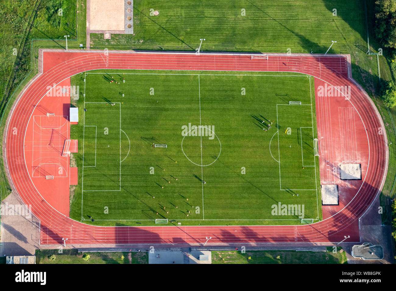 Vista aérea de un campo de fútbol con jugadores de fútbol en Alemania, Renania Palatinado, cerca de Bad Sobernheim Foto de stock