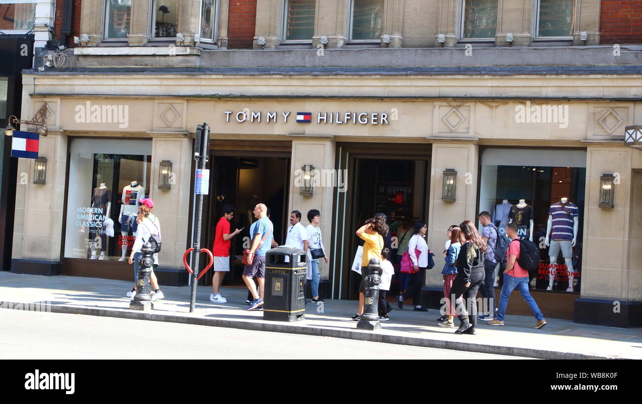 Tommy Hilfiger store y su famoso logotipo en un primer posiition a lo largo  de la