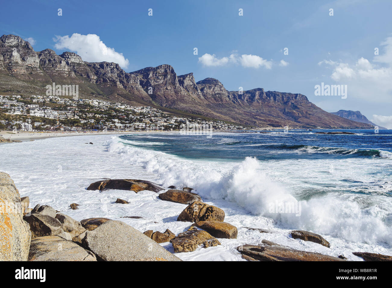 El mar y las montañas en Camps Bay o Kampsbaai, suburbio de Ciudad del Cabo el día soleado Foto de stock