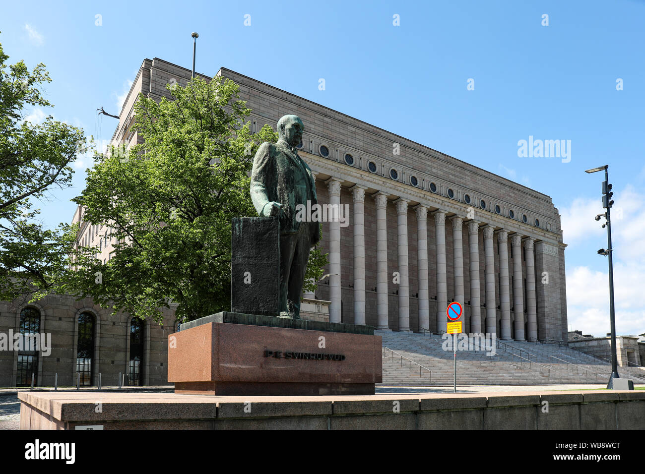 Estatua del presidente e-h. Svinhufvud en frente de la Casa del Parlamento en Helsinki, Finlandia Foto de stock