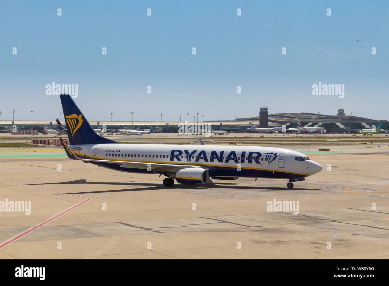 Avión Boeing 737-800 de Ryanair en el aeropuerto de Barcelona, una famosa compañía de bajo coste irlandesa Foto de stock