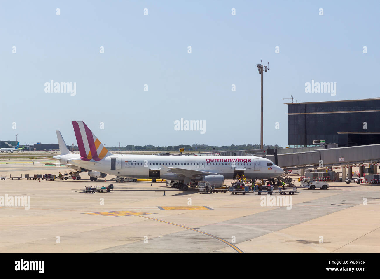 Airbus A320-200 avión en el aeropuerto de Barcelona, por la compañía de bajo coste GermanWings Foto de stock