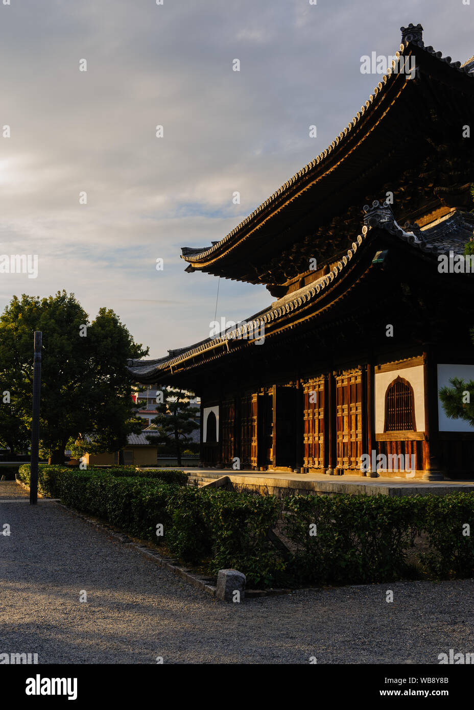 Impresiones del distrito Gion tradicional en el corazón de Kyoto en el hermoso y cálido resplandeciente luz del atardecer, Japón, noviembre de 2018 Foto de stock