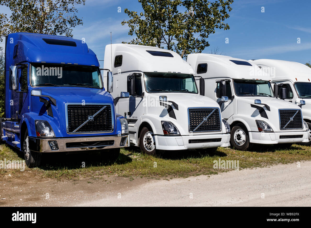 Zionsville: Circa Agosto 2019: Volvo semi remolque del tractor camiones se  alinearon para la venta. Volvo es uno de los mayores fabricantes de camiones  I Fotografía de stock - Alamy