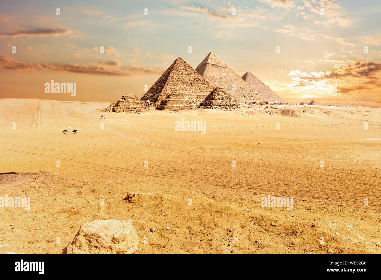 Pirámides de Giza en el caluroso desierto, Egipto Foto de stock