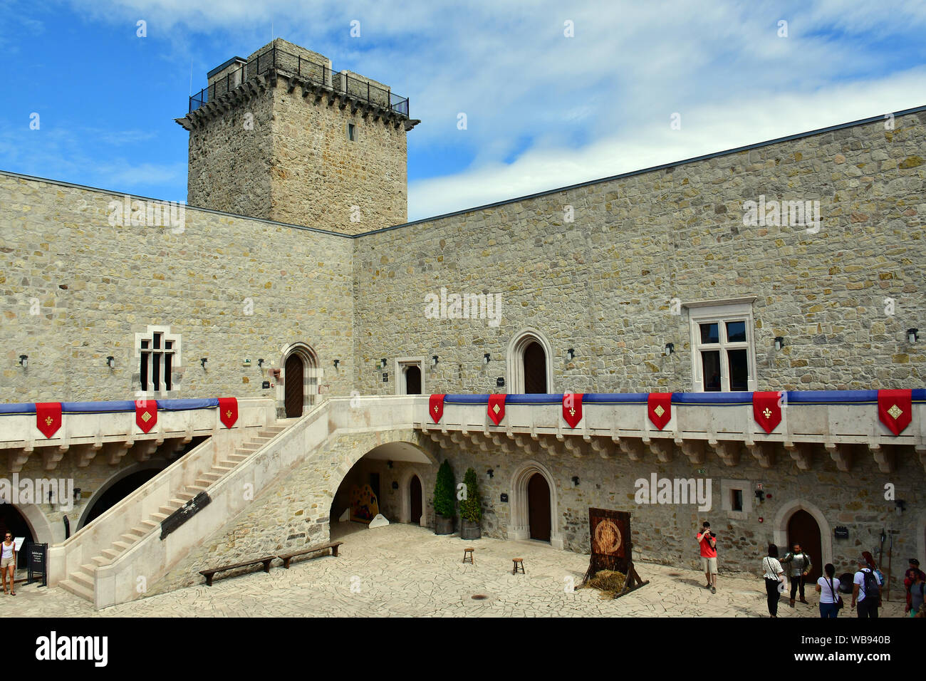 El castillo de Diósgyőr es un castillo medieval en la ciudad histórica