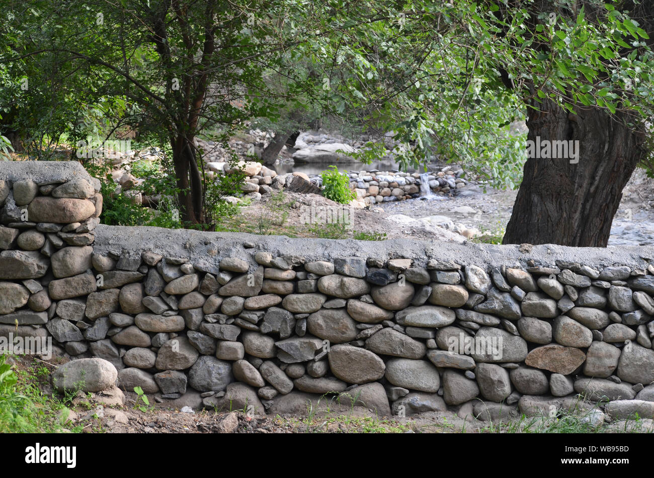 Muro de piedra de un huerto cerca de la aldea de Sentyab en las montañas de Nurata, central de Uzbekistán Foto de stock