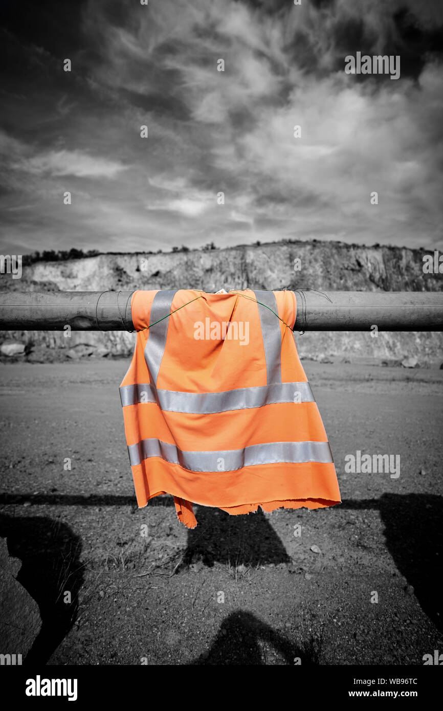 Seguridad chaleco reflectante naranja invierno aislado en blanco Fotografía  de stock - Alamy