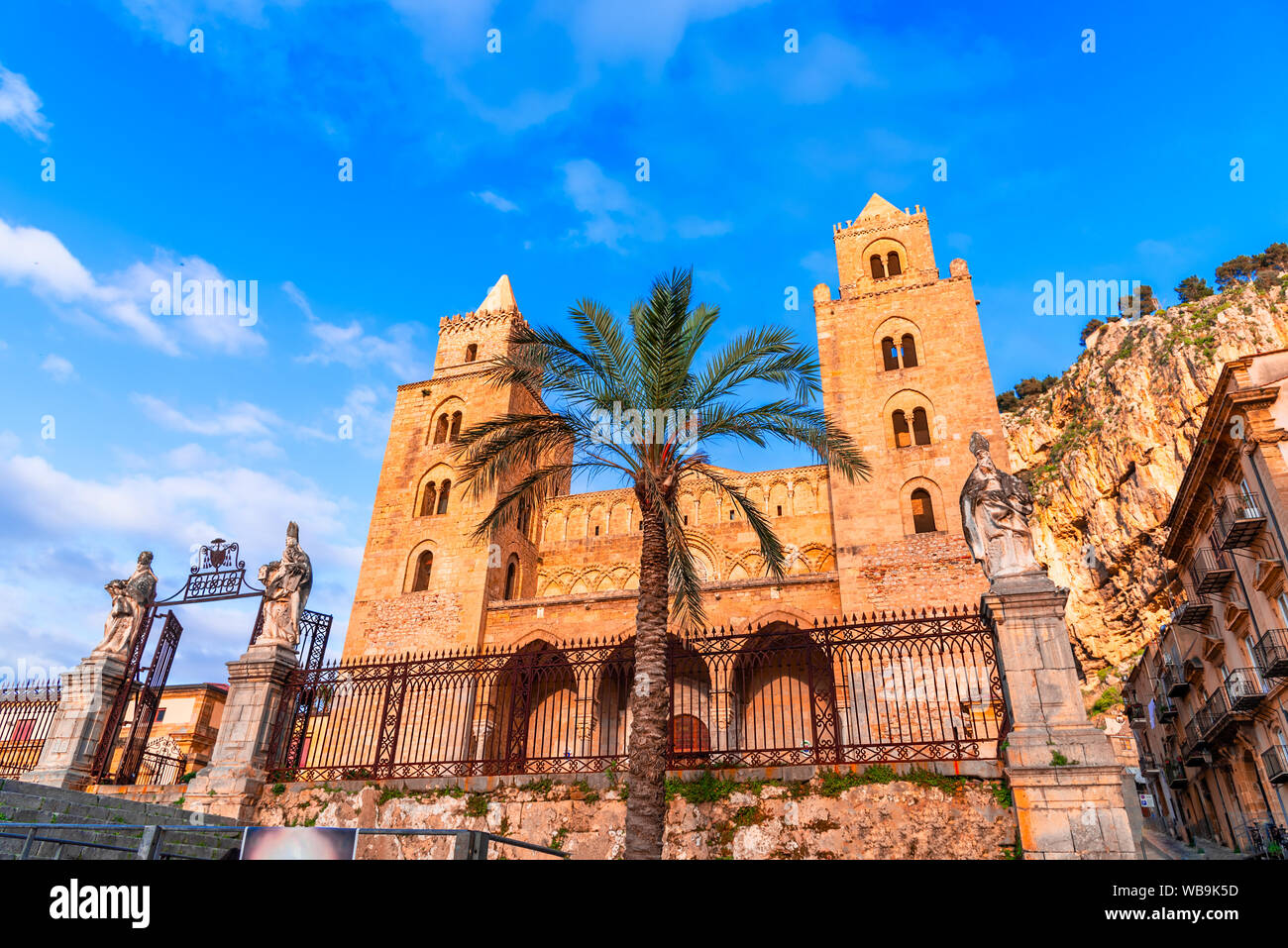 Cefalu, Sicilia, Italia: plaza con la Catedral o Basílica de Cefalù, una iglesia romana católica construida en el estilo normando. Foto de stock