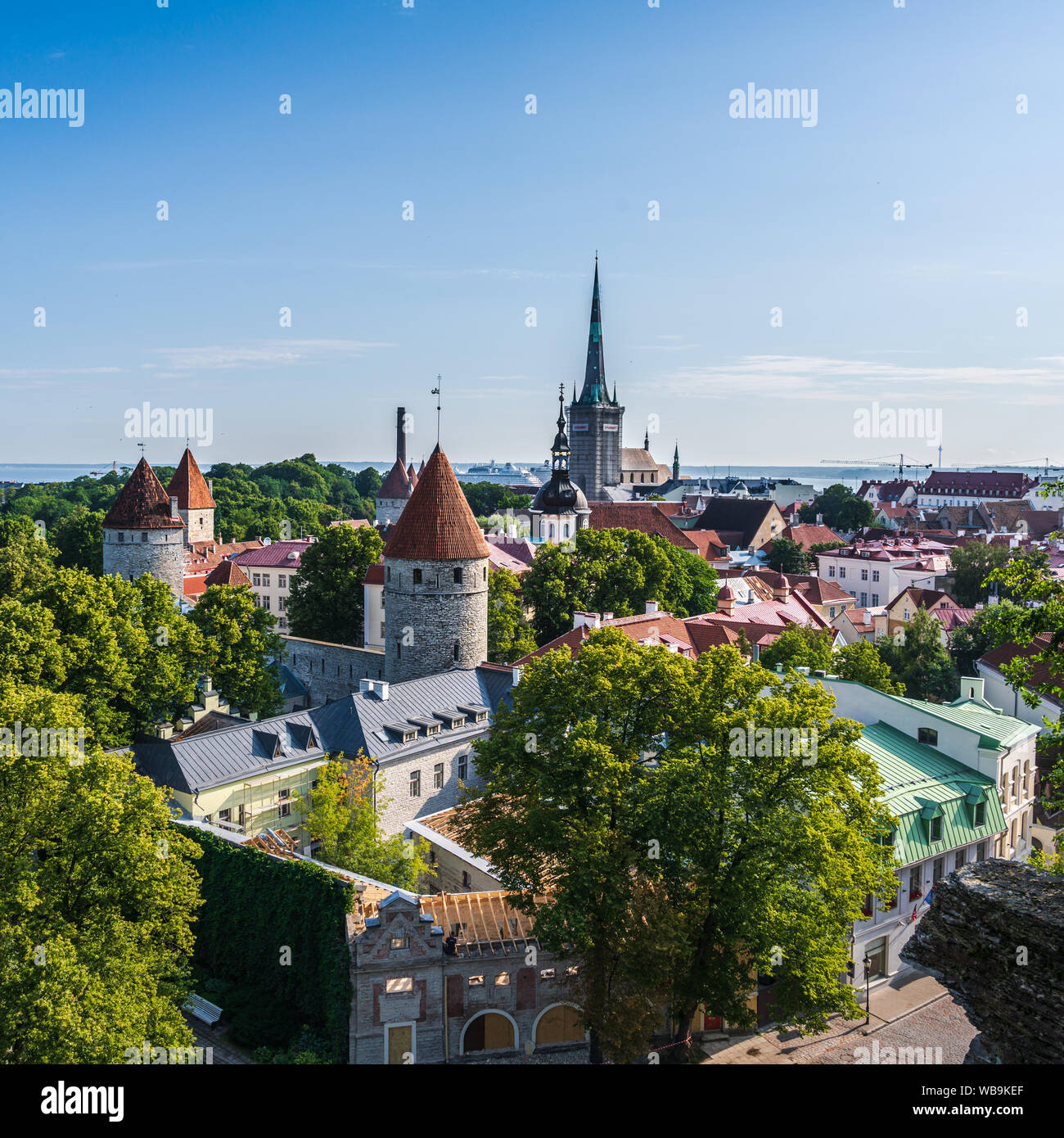 Tallinn, Estonia -- 23 de julio de 2019. Una foto mirando hacia abajo en Tallin desde un cerro de piedra caliza con vistas a la plaza del pueblo. Foto de stock