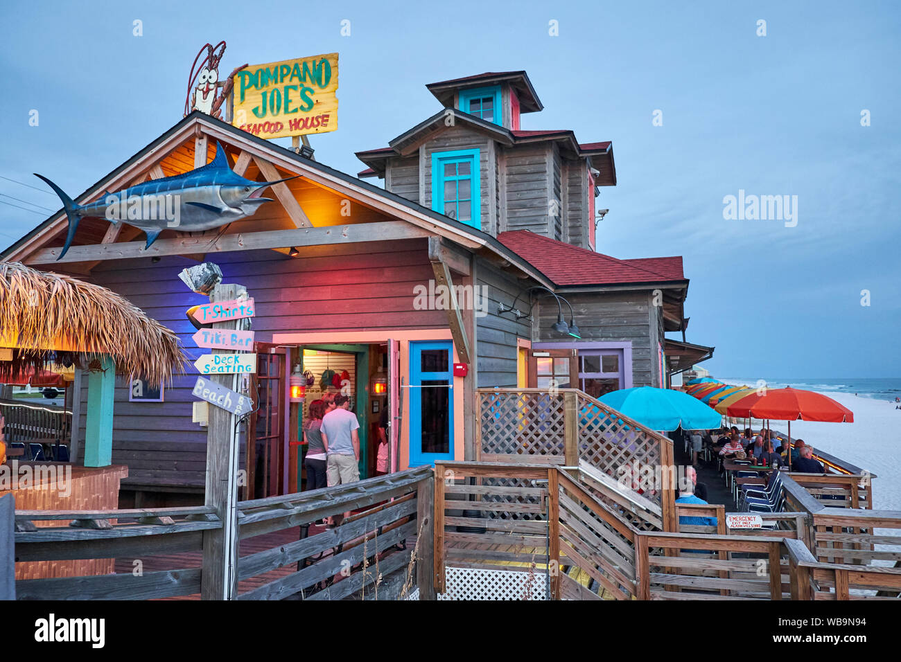 Pompano Joe's beach bar, restaurante y bar, en la playa de Miramar, justo al este de Destin, Florida, en el Golfo de México, en Estados Unidos. Foto de stock