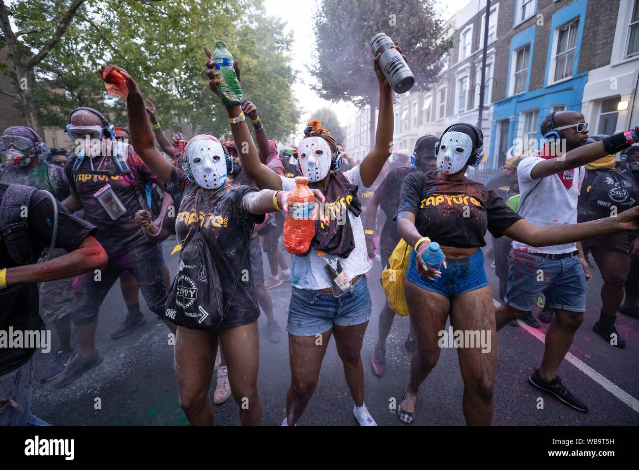 Londres, Reino Unido. El 25 de agosto de 2019. Jouvert desfile comienza el carnaval de Notting Hill 2019 fiestas con los tradicionales de pintura, aceite y polvo coloreado ser arrojado a los sonidos de los tambores africanos y el ritmo de las bandas. Crédito: Guy Corbishley / Alamy Live News Foto de stock
