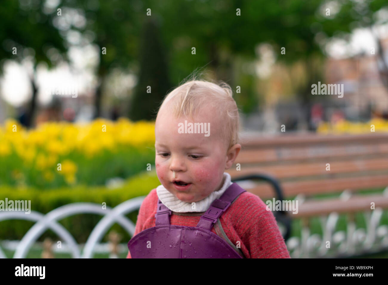 Niños jugando fondos de pantalla fotografías e imágenes de alta resolución - Alamy Niños jugando fondos de pantalla fotografías e imágenes de alta resolución - Alamy