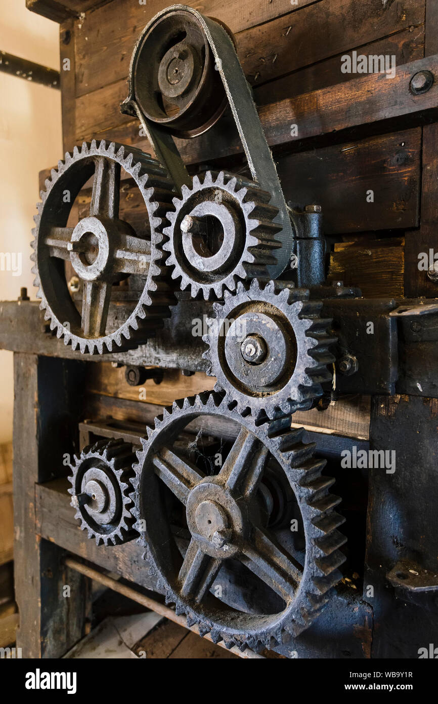 Antiguo mecanismo. Viejos engranajes y poleas con correa Fotografía de  stock - Alamy