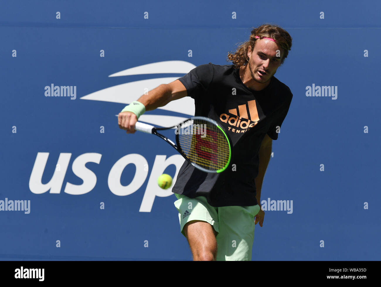 Nueva York, Estados Unidos. 25 Aug, 2019. Flushing Meadows en Nueva York el US Open de Tenis 25/08/2019 Stefanos Tsitsipas (GRE) prácticas hoy sobre Louis Armstrong Corte Crédito: Roger Parker/Alamy Live News Foto de stock