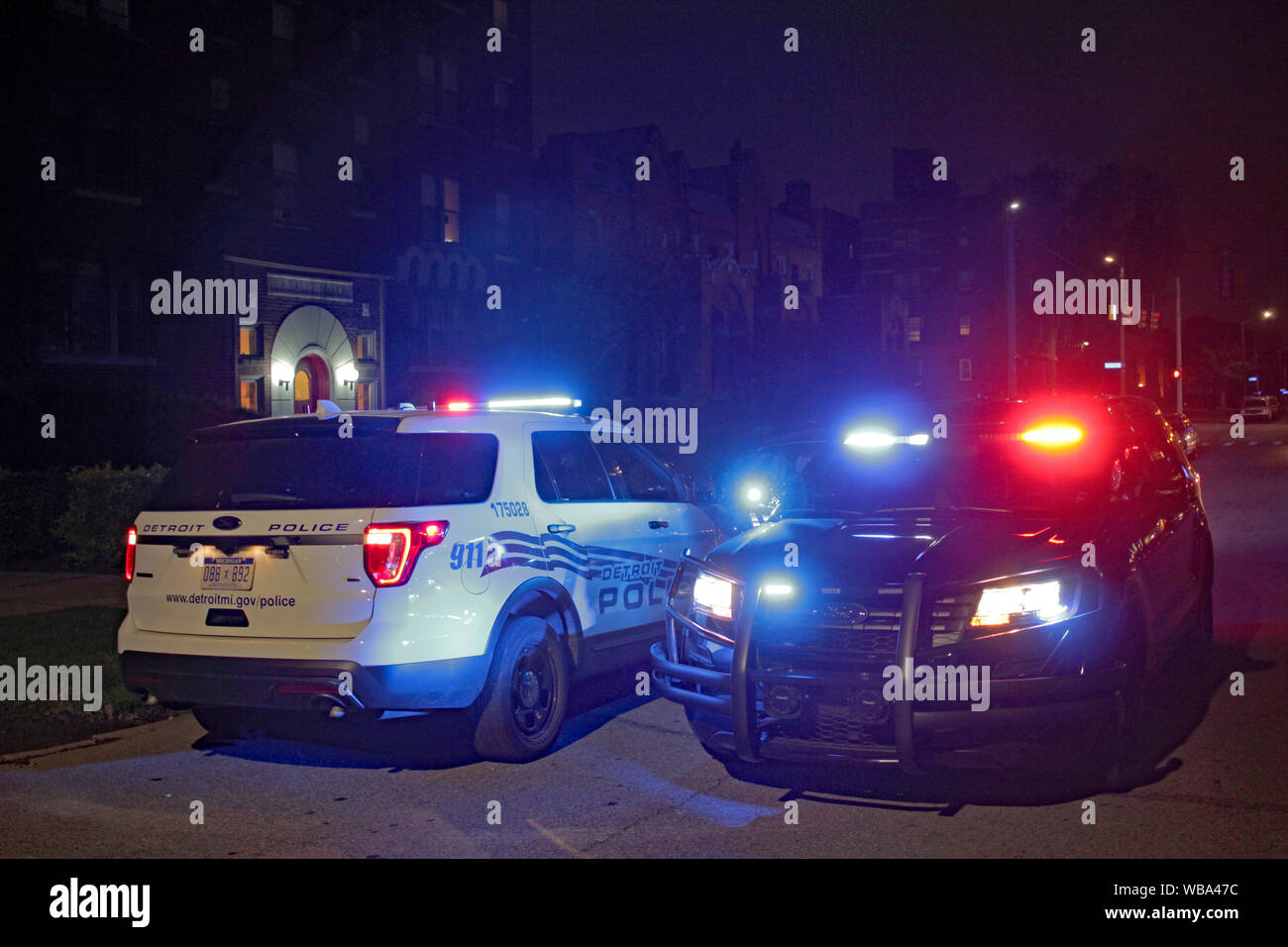 Luces De La Policía En La Noche En La Ciudad Fotos, retratos, imágenes y  fotografía de archivo libres de derecho. Image 168931371