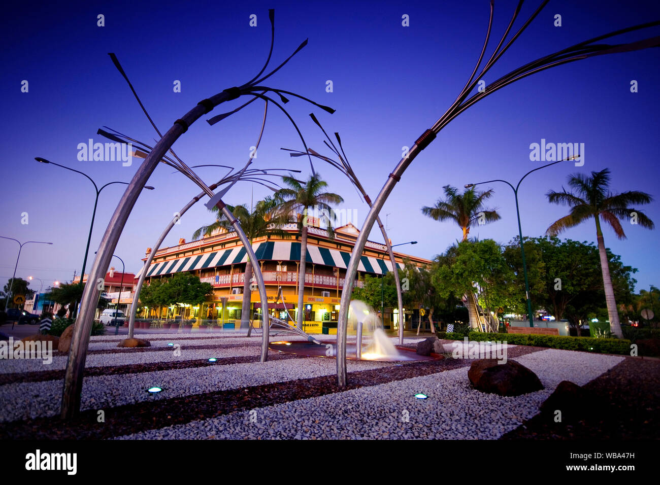Grand Hotel, de 1885, y el memorial fountain representando la caña de azúcar y la industria de la caña, una parte importante de la historia de la ciudad. Bundaberg, Queensland, Foto de stock
