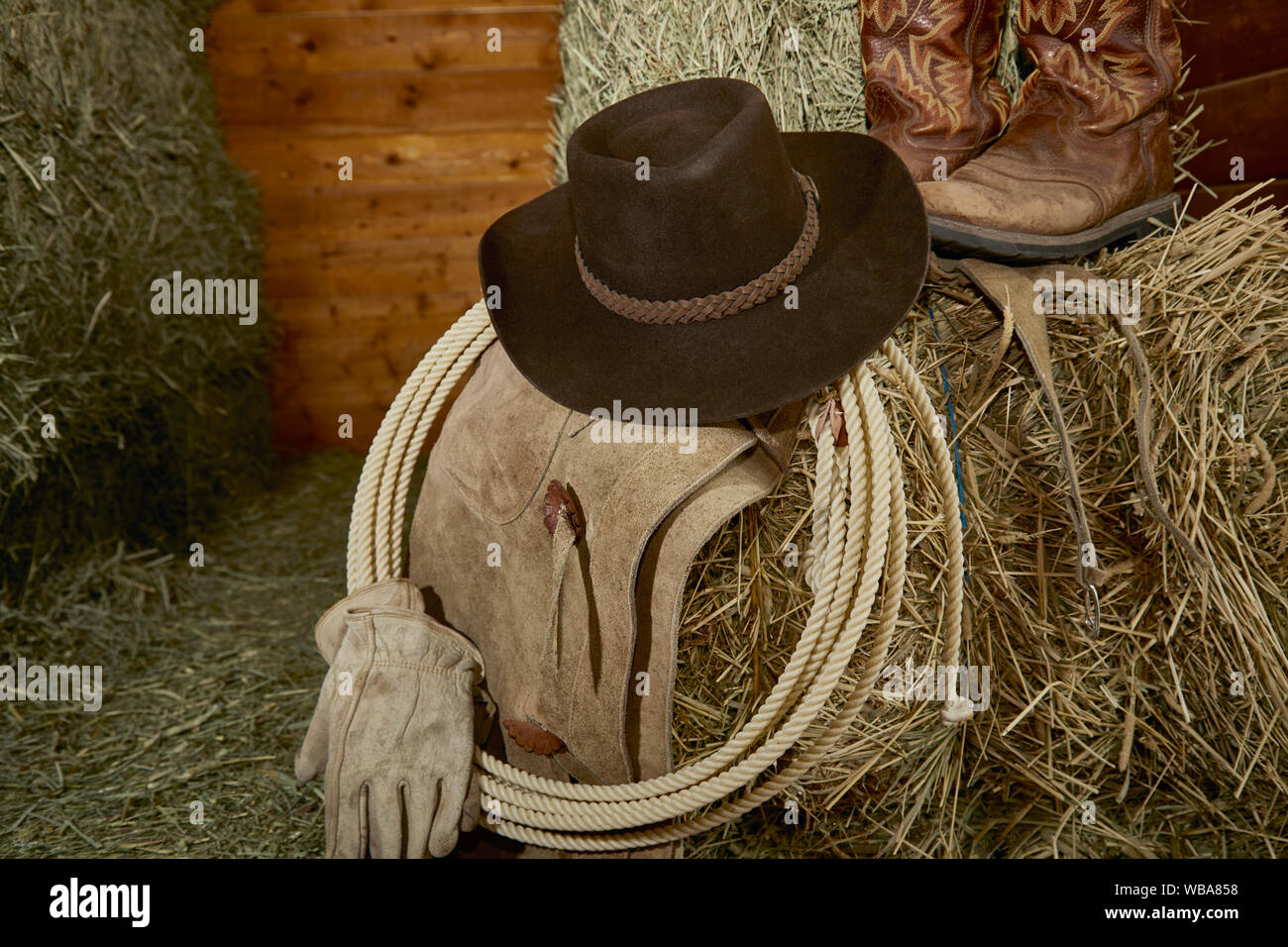 Guantes de jardín, sombrero para el sol, y llana en una bandeja con poca  profundidad de campo Fotografía de stock - Alamy