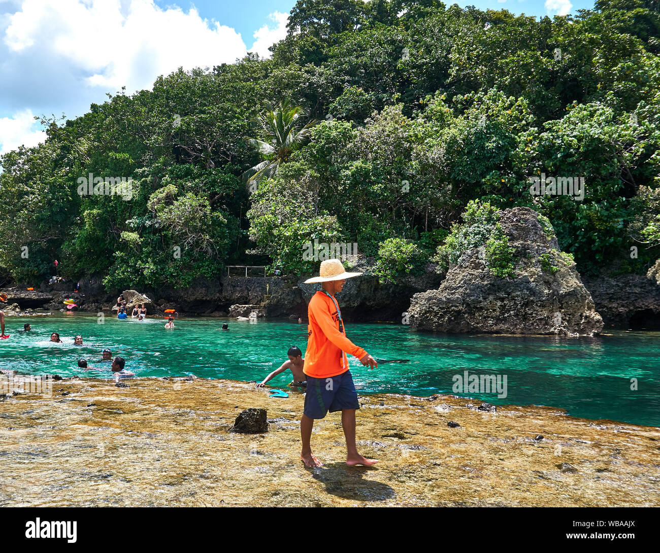 Filipinas, Siargao Island, 22.Julio.2019. Los turistas visitan magpupungko piscinas de roca natural en Filipinas Siargao Foto de stock
