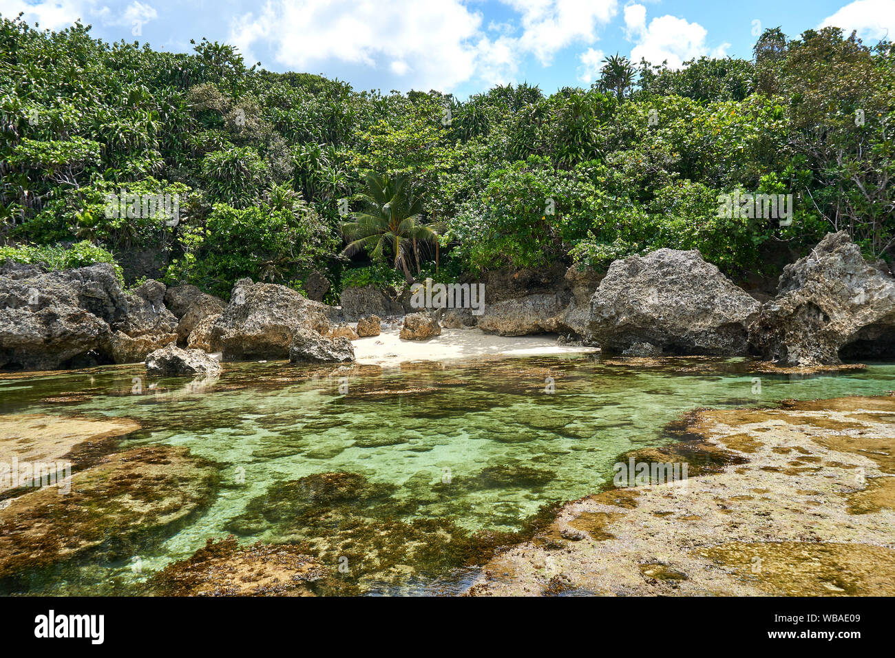 Filipinas, Siargao Island, 22.Julio.2019. Los turistas visitan magpupungko piscinas de roca natural en Filipinas Siargao Foto de stock
