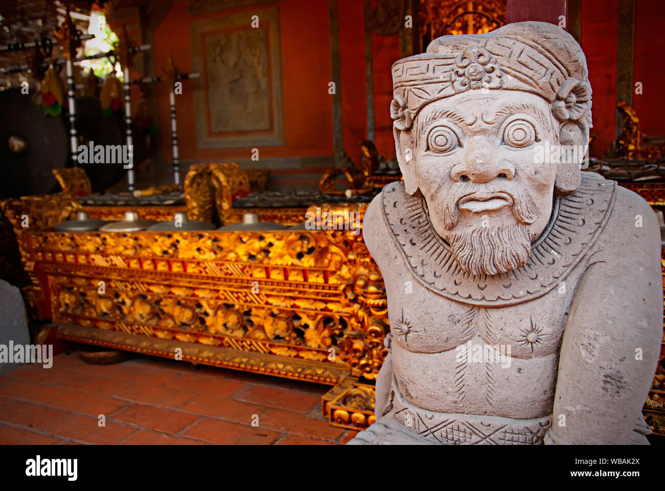 El interior del templo, con piedra tallada. Los platillos, gongs y el tambor forman la base de la música tradicional balinesa. Bali, Indonesia Foto de stock