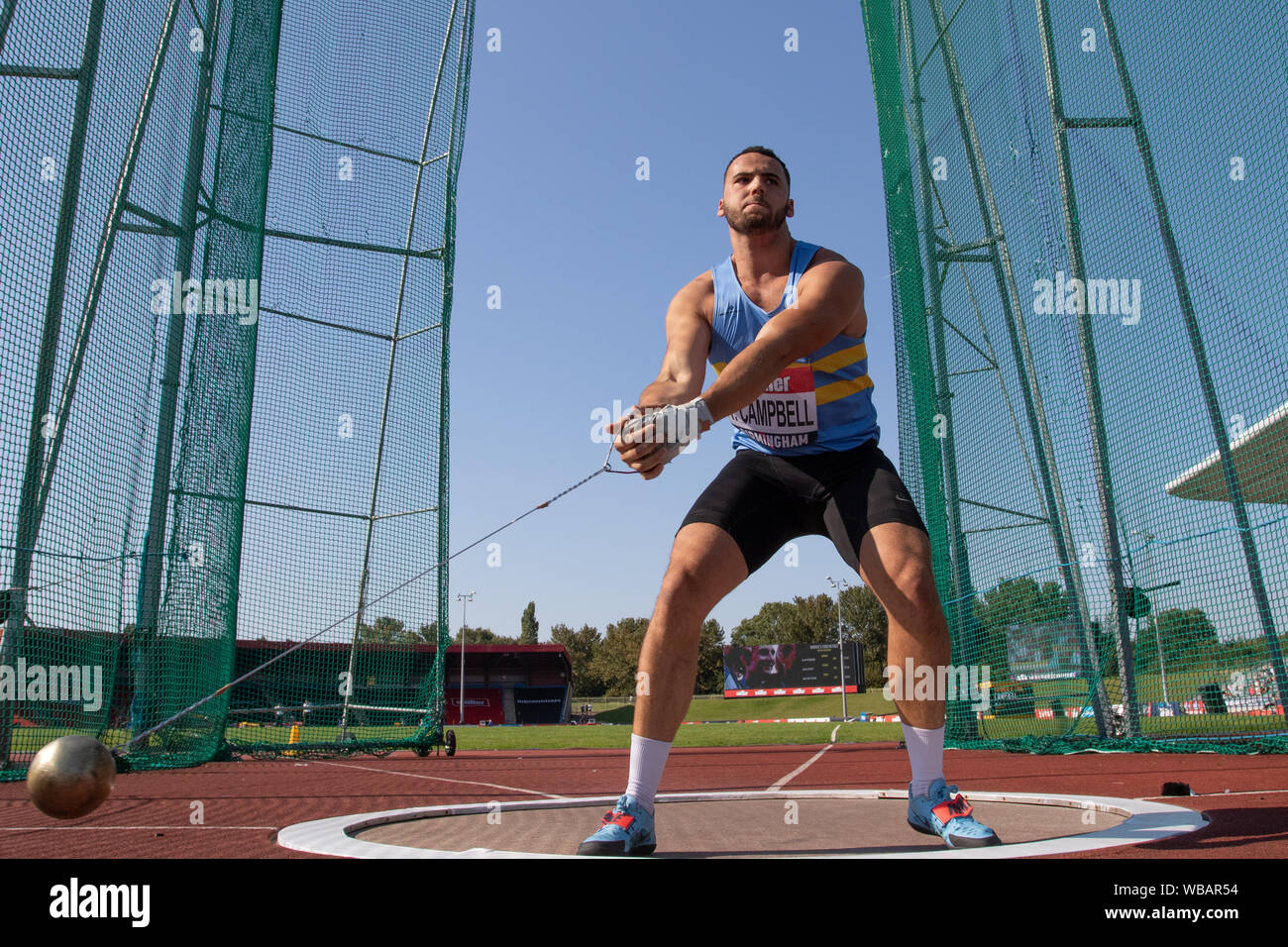 Hombre de lanzamiento de martillo en los campeonatos de atletismo británico  Muller, Birmingham Fotografía de stock - Alamy