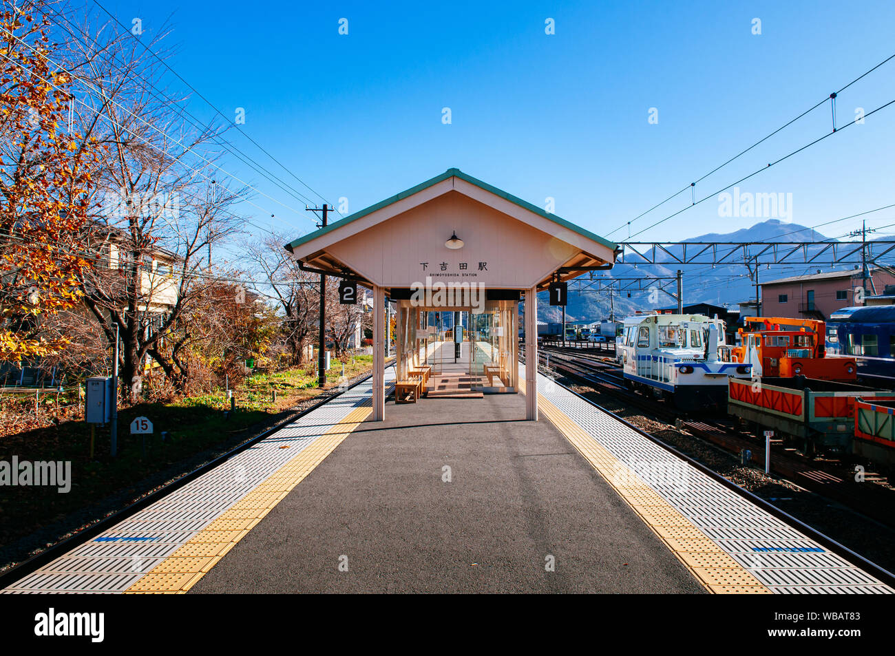 NOV 30, 2018 Fujiyoshida, Japón estación de tren vacía Shimoyoshida