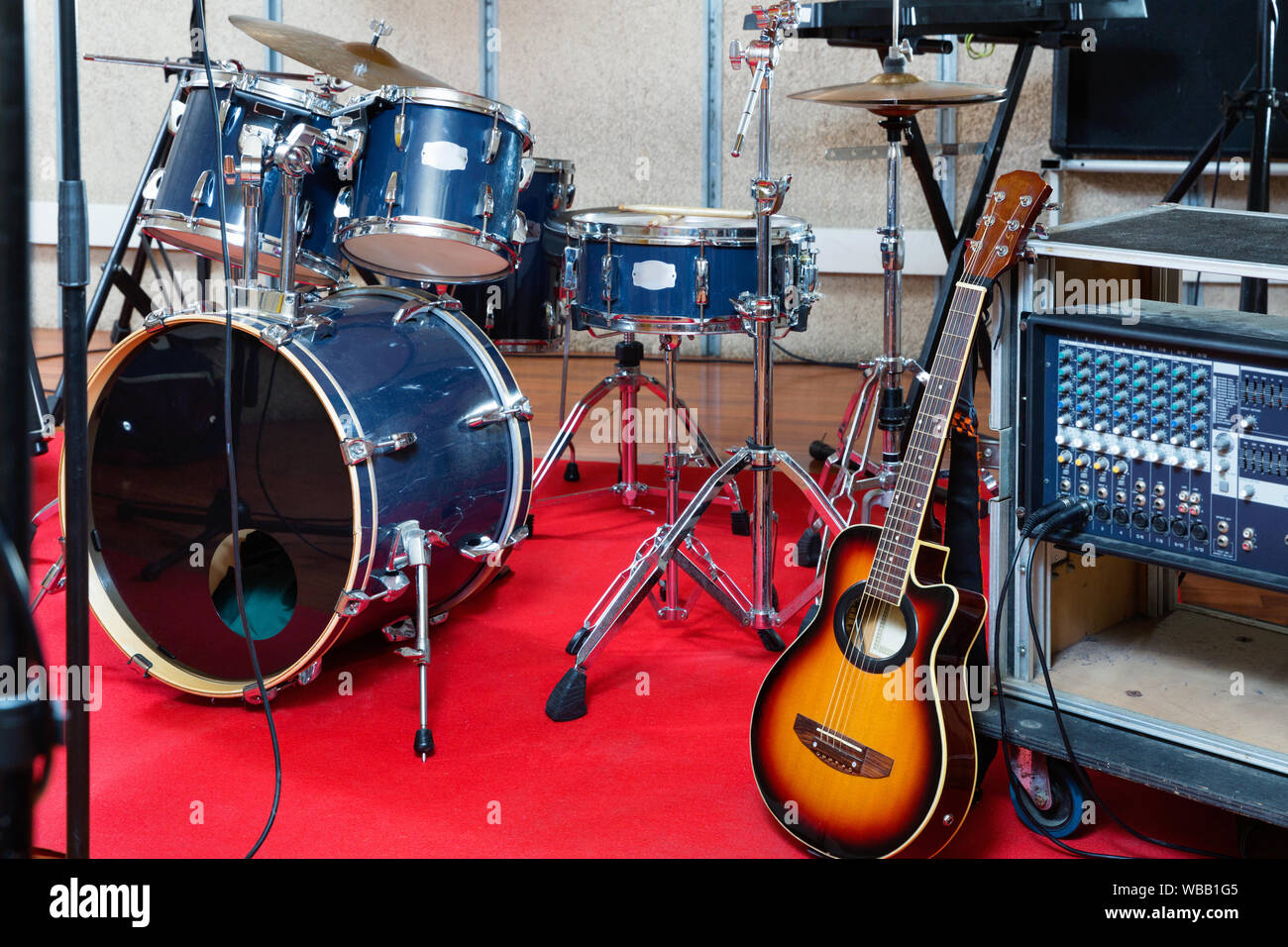 Elegante conjunto de instrumentos musicales de moda listo para el ensayo de  la banda de música moderna en sound studio Fotografía de stock - Alamy