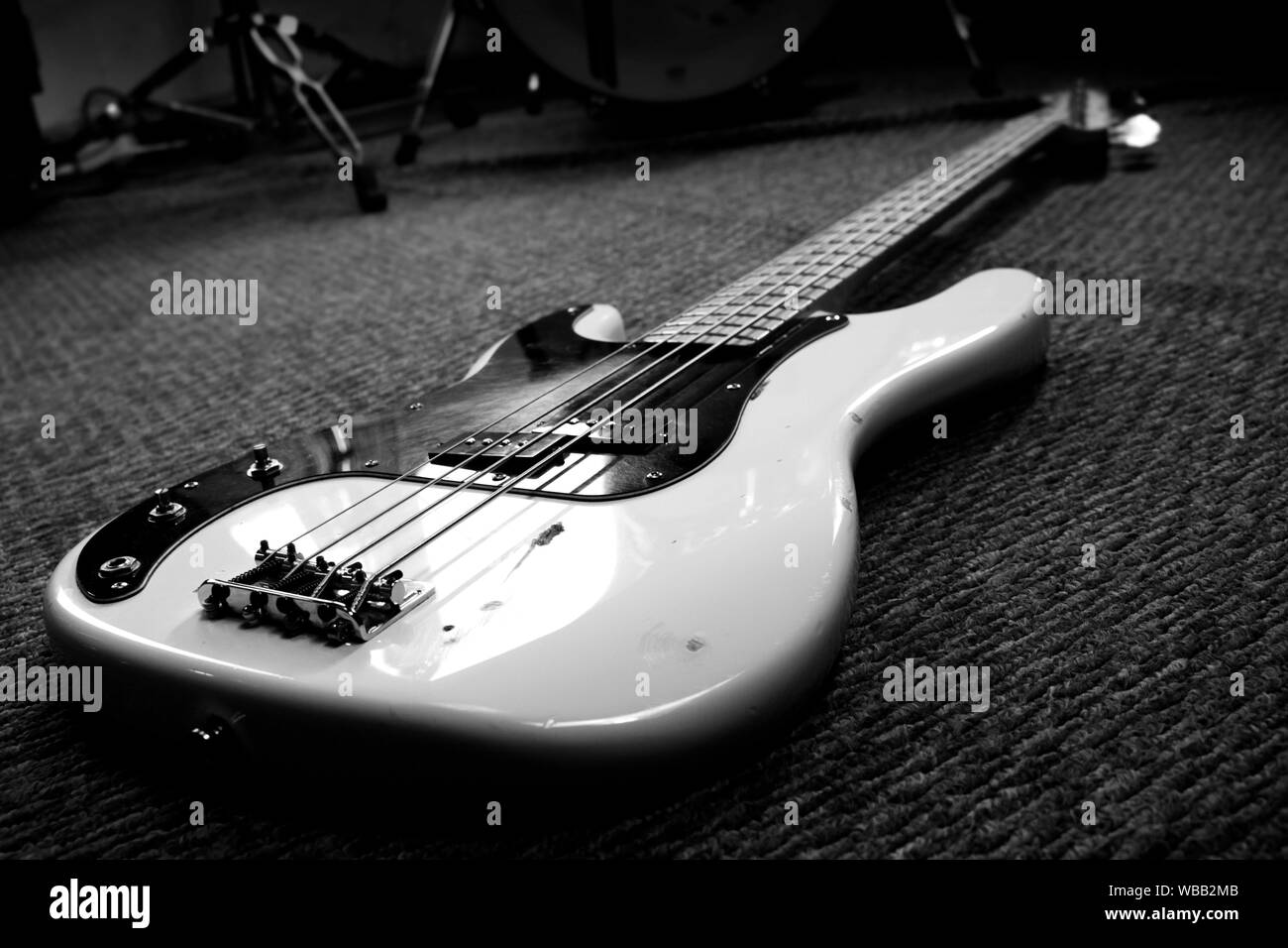 Bass Guitar en el estudio de música. Instrumentos musicales y equipos. Foto de stock