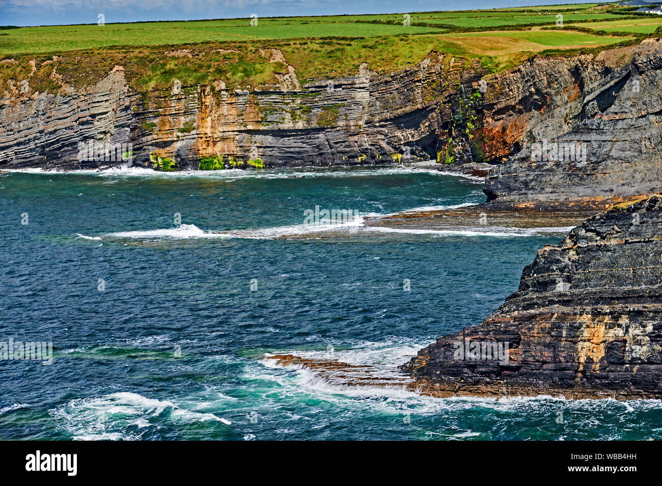 Acantilados Bromore, Condado de Kerry, República de Irlanda forma parte del atlántico salvaje, una ruta turística que sigue la costa oeste de Irlanda. Foto de stock