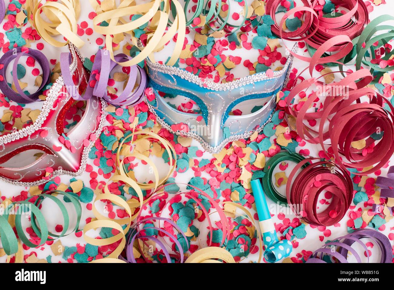 Carnaval máscaras venecianas con confeti y serpentinas serpentina  Fotografía de stock - Alamy