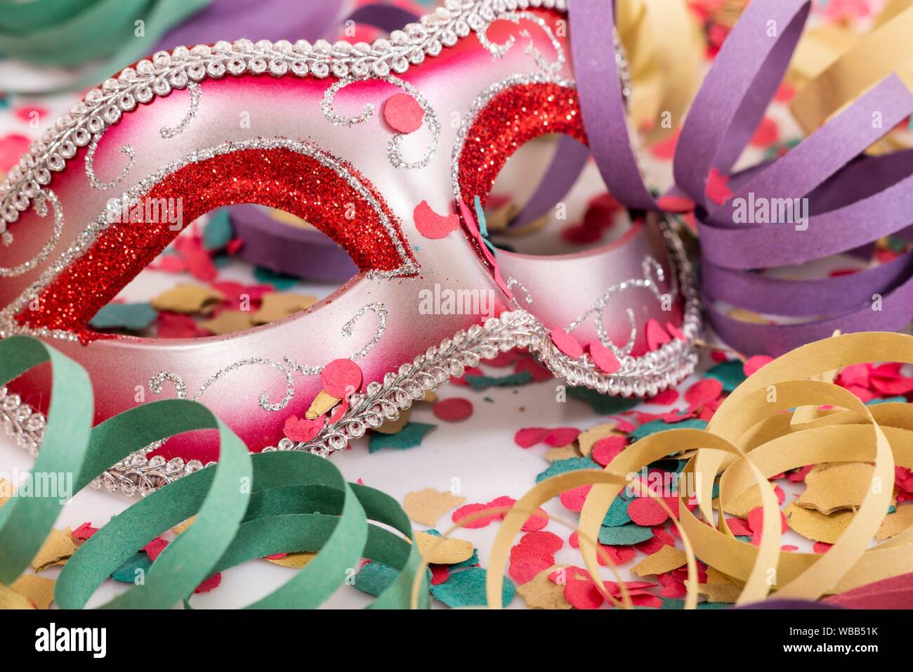 Carnaval de fondo sobre una superficie de madera. Máscaras, enrollado,  serpentinas, confeti y muchos más Fotografía de stock - Alamy