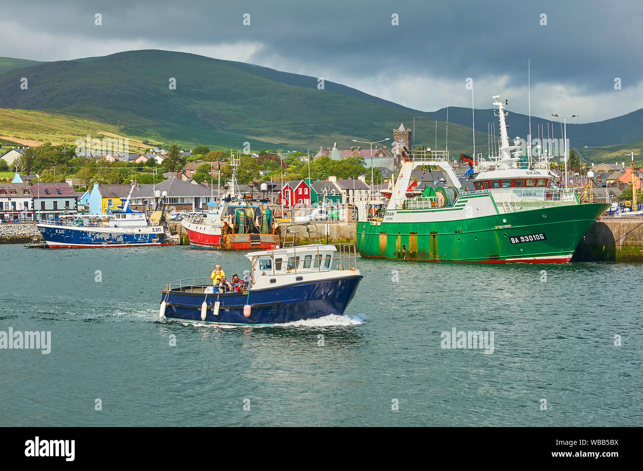 Dingle, Condado de Kerry y los barcos de pesca en el puerto. Foto de stock