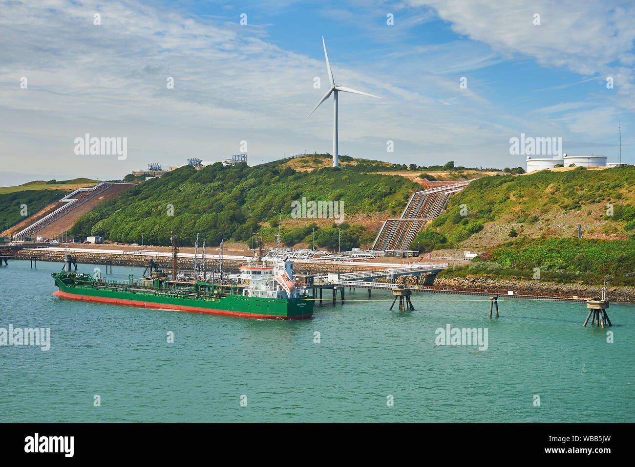 Petróleo y petroquímica petroleros amarrados a pontones sirve Milford Haven refinerías en Gales del Sur. Foto de stock