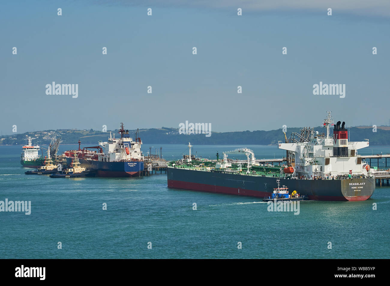 Petróleo y petroquímica petroleros amarrados a pontones sirve Milford Haven refinerías en Gales del Sur. Foto de stock