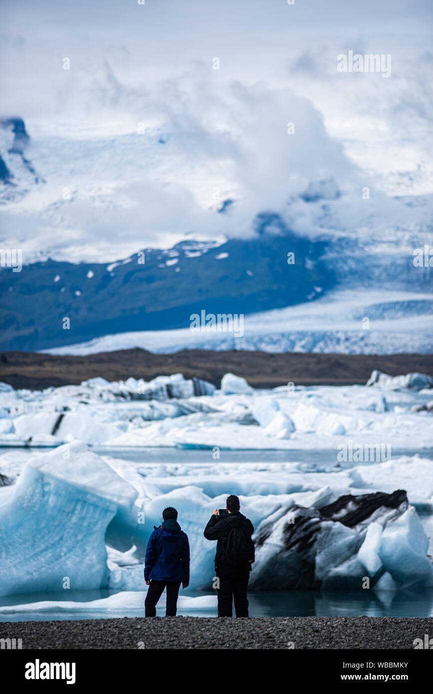 Los turistas que visitan el Lago Jökulsárlón en Islandia Foto de stock