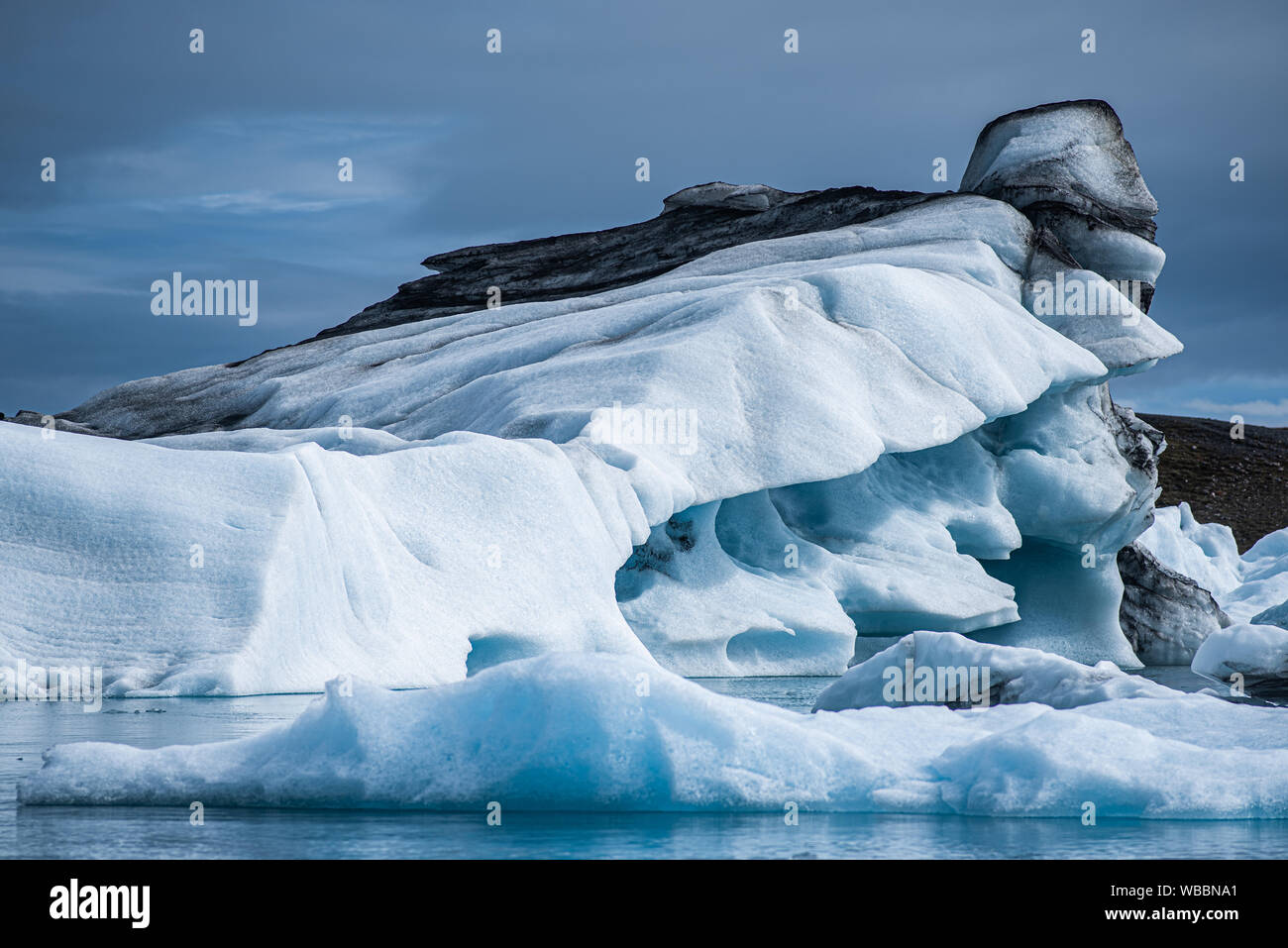 Grandes icebergs en el lago Jökulsárlón en Islandia Foto de stock