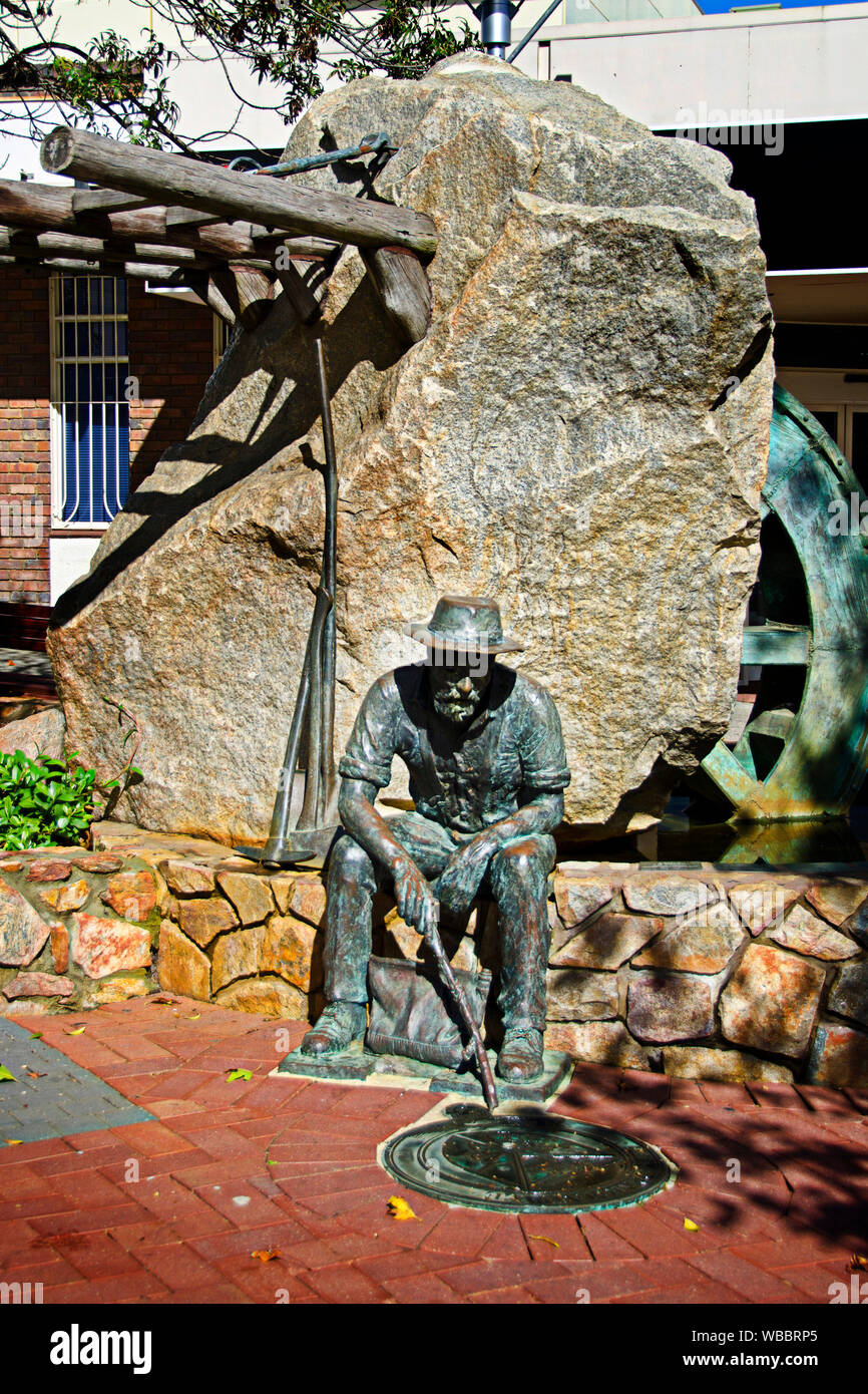Bronce homenaje a los mineros de oro. Casa Museo de Historia, Armadale, Australia Occidental, Australia Foto de stock