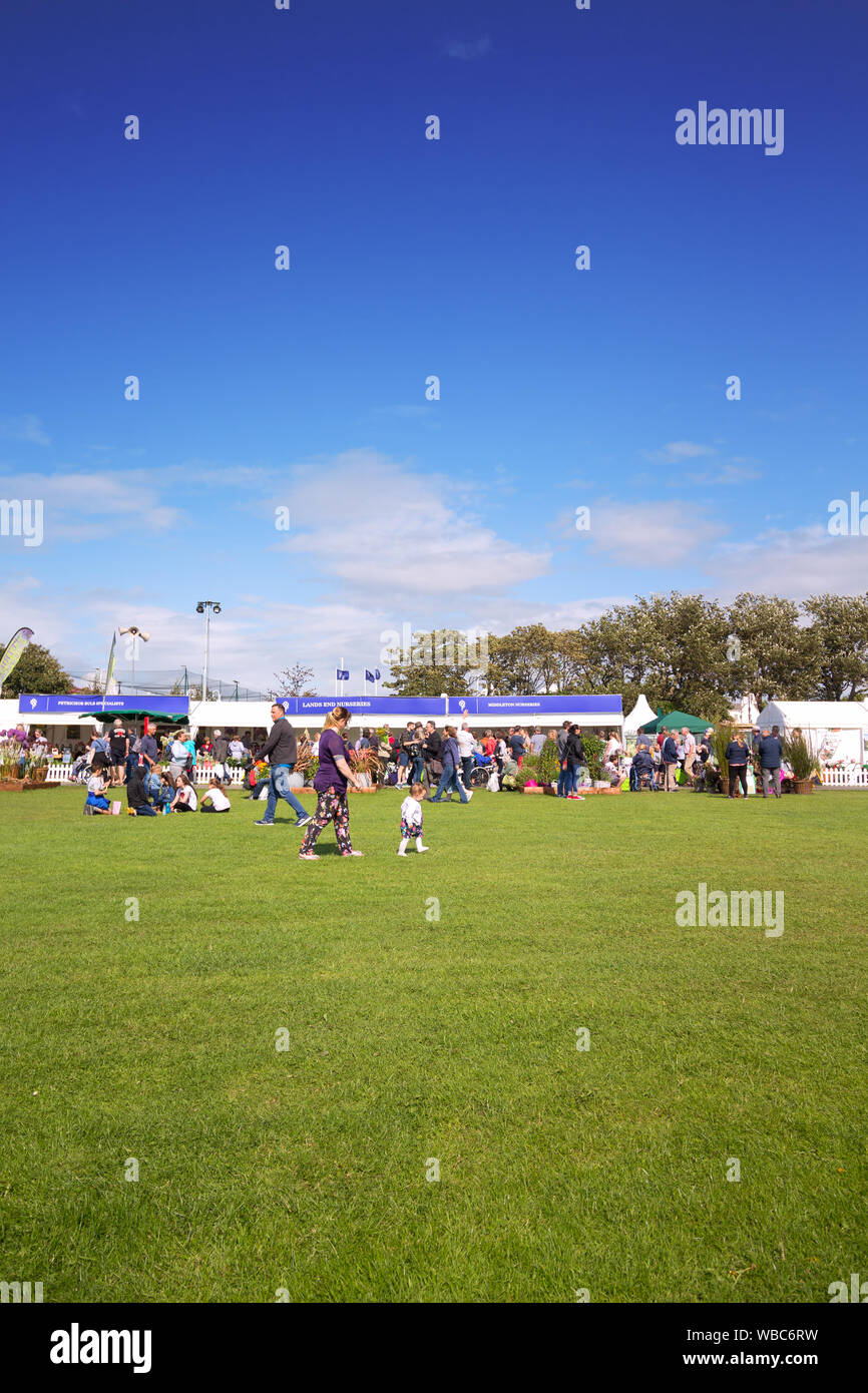 Las personas mirando los expositores muestra en el 2019 Southport Flower Show. Foto de stock
