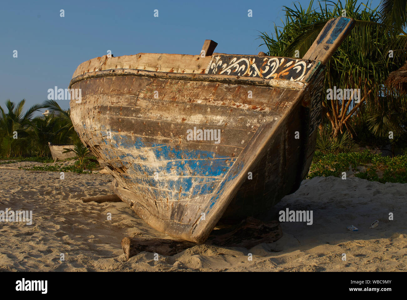 Un viejo dhow tirados en la playa para la reparación Foto de stock
