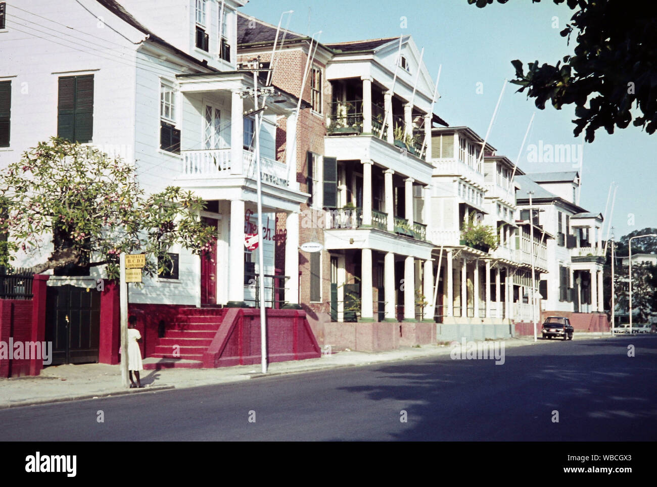 Straße im Hafen von Hauptstadt en Paramaribo, Surinam, 1960 er Jahre. Calle cerca del puerto de Paramarobo, capital de Surinam, 1960. Foto de stock