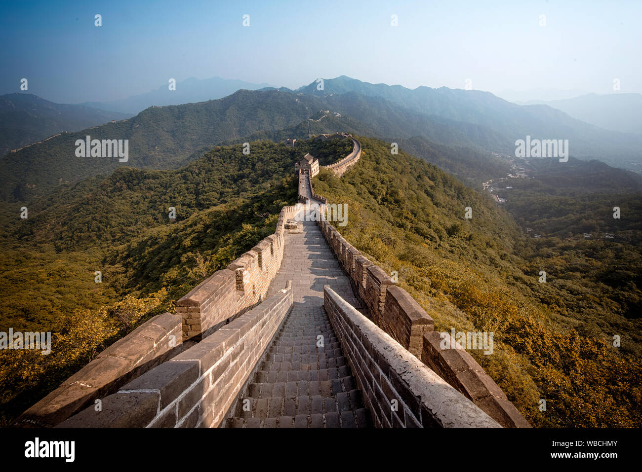 La Gran Muralla China y las colinas que la rodean Foto de stock