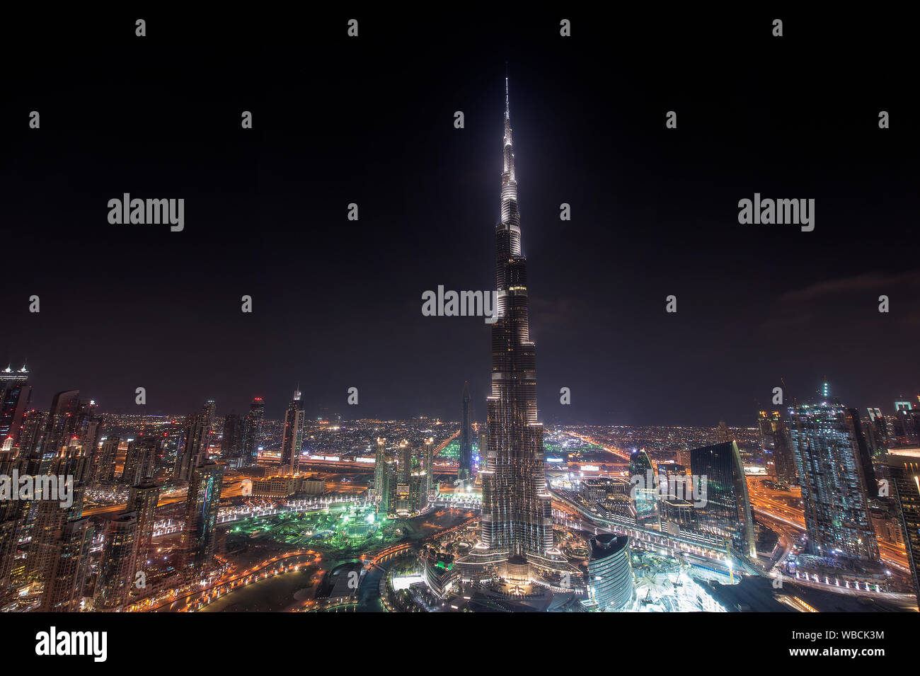 En el edificio Burj Dubai Skyline en la noche Foto de stock