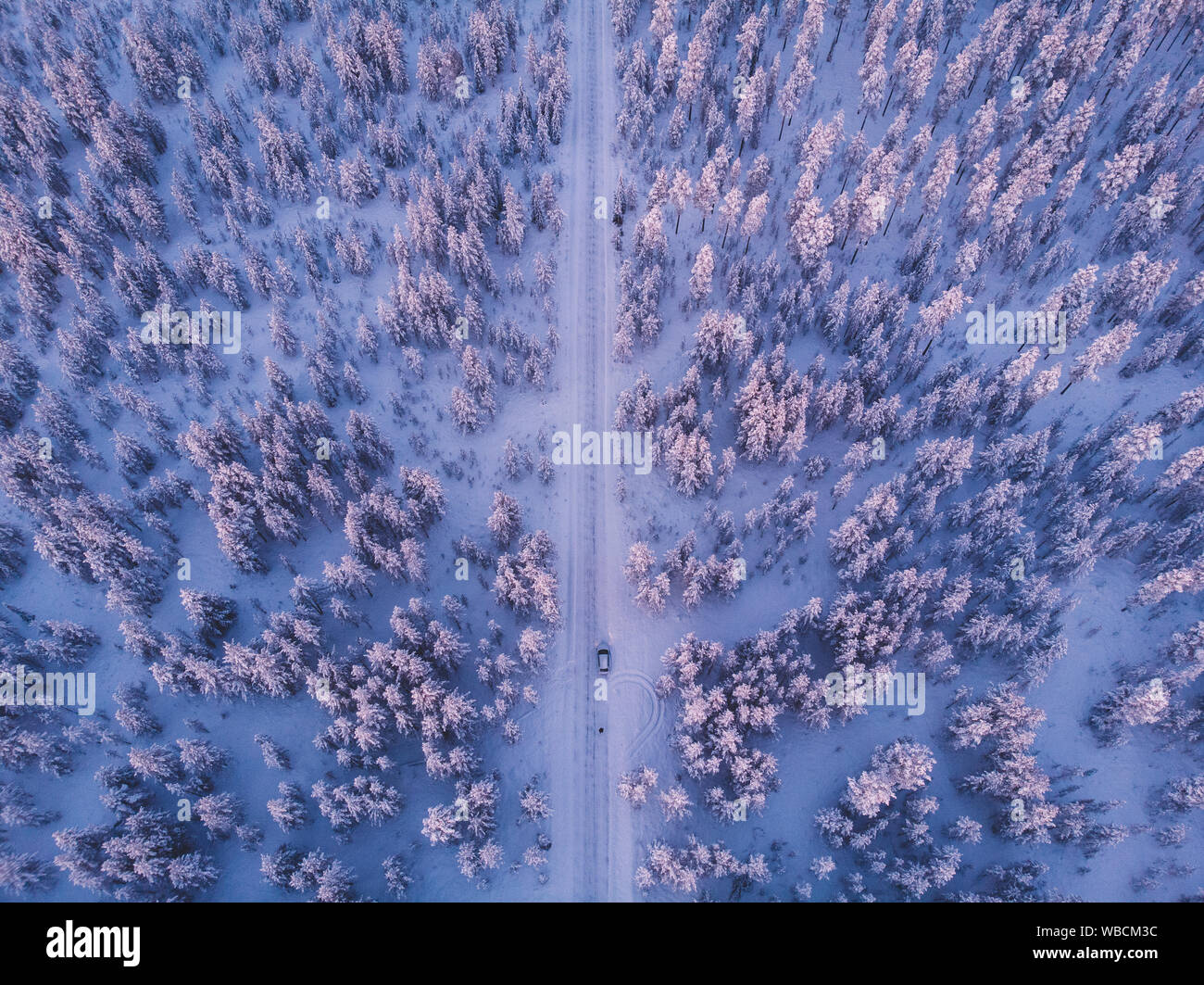 Carretera nevada y bosques nevados vistos desde arriba en Laponia Foto de stock