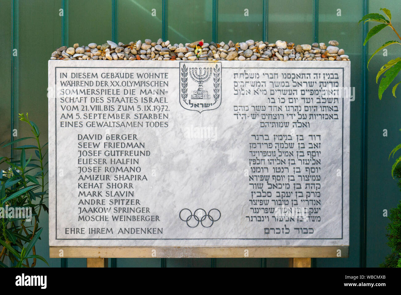 Memorial fuera Connollystraße 31, sitio de la masacre de Múnich durante los Juegos Olímpicos de Verano de 1972 en Munich, Alemania. Foto de stock