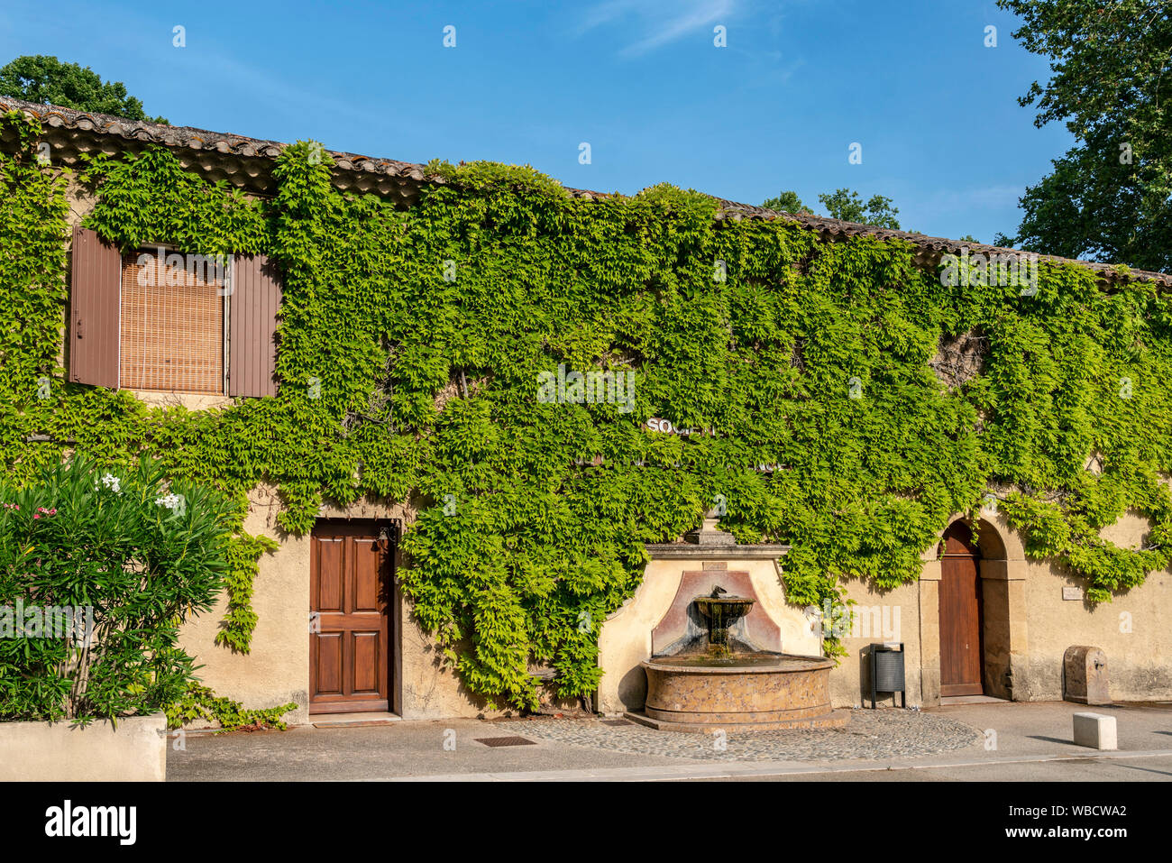 Fuente, La société du Canal de Provenza Le Tholonet auf der Route Cezanne , Provence, Francia Foto de stock