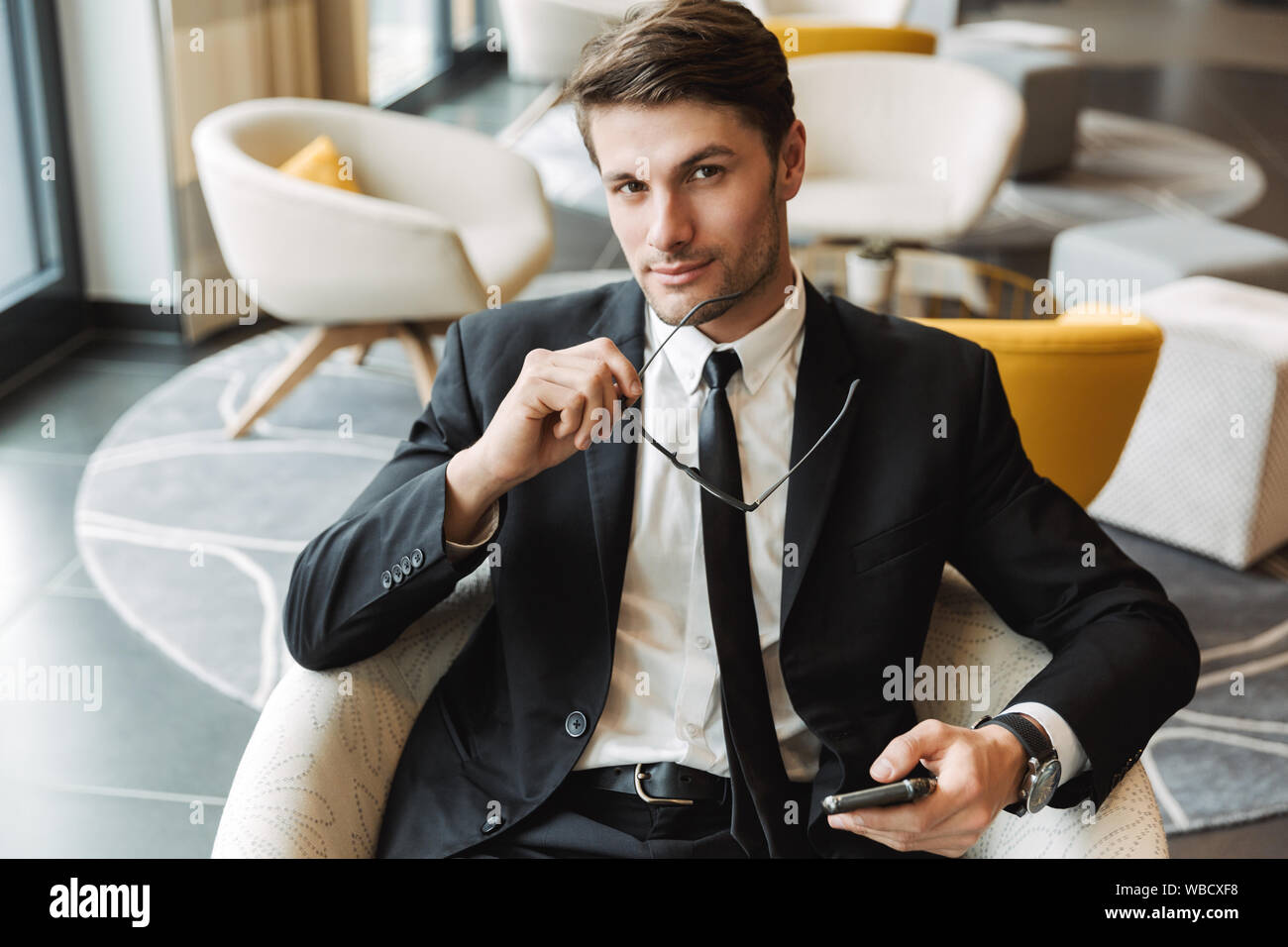 Foto de j venes inteligentes hombre vestido con traje negro formal