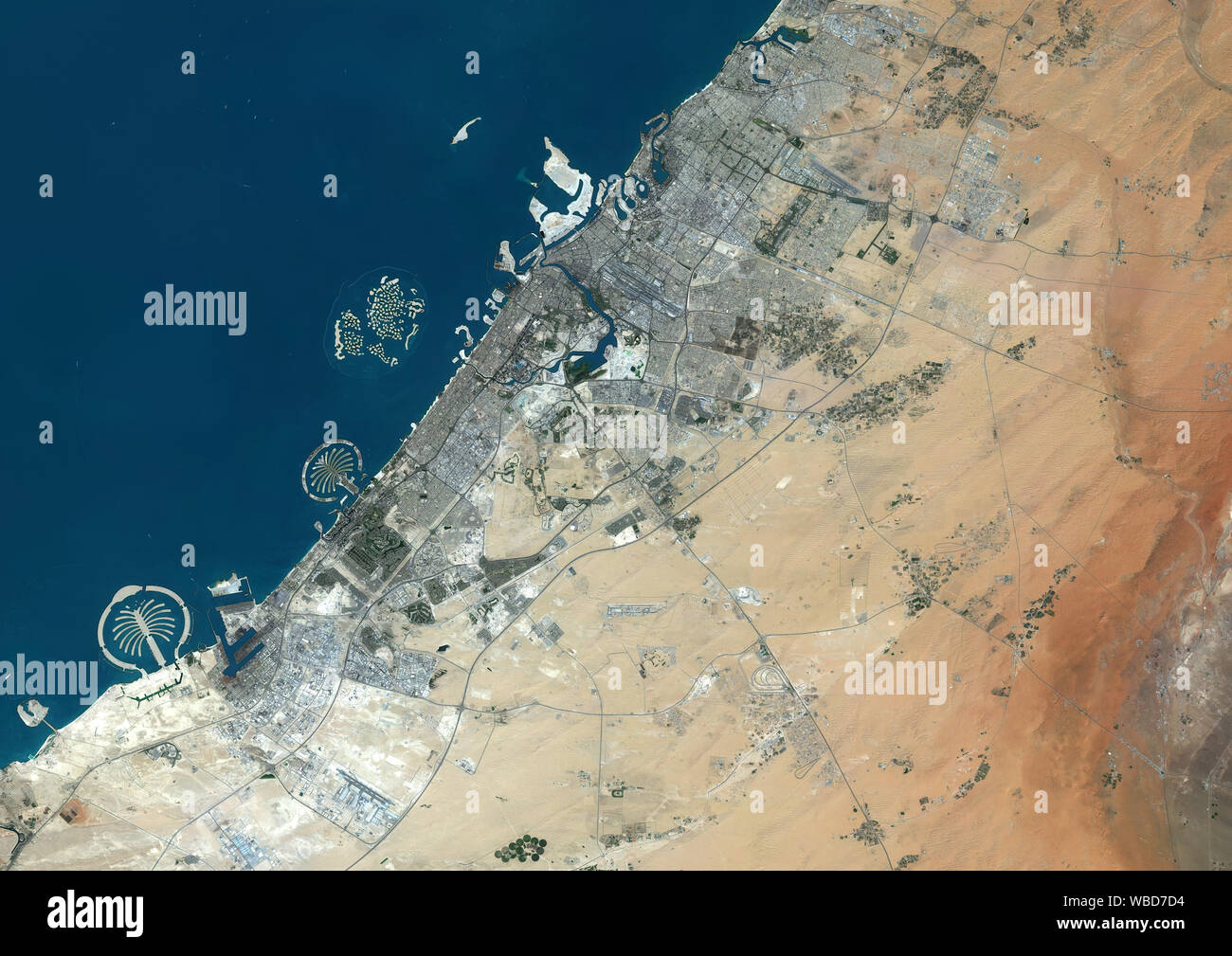 Imagen de satélite de color de Dubai, Emiratos Árabes Unidos. La imagen muestra el Jebel Ali Palm, Palm Jumeirah y las Islas del mundo. Imagen reunidos el 11 de septiembre de 2018, por el satélite Sentinel-2. Foto de stock