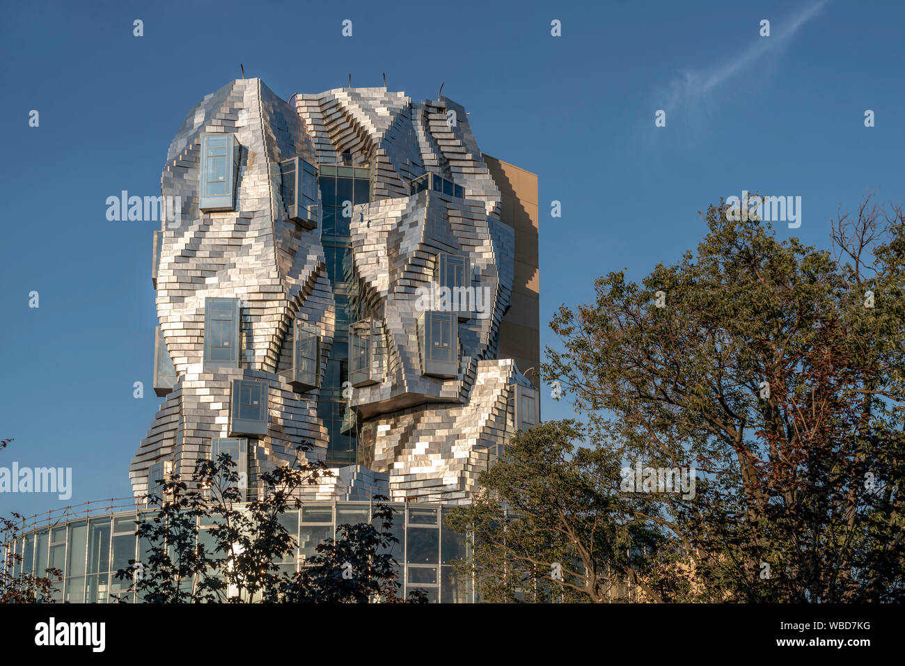 LUMA Arles, centro de cultura por el arquitecto Frank Gehry Arles, Provence, Francia Foto de stock